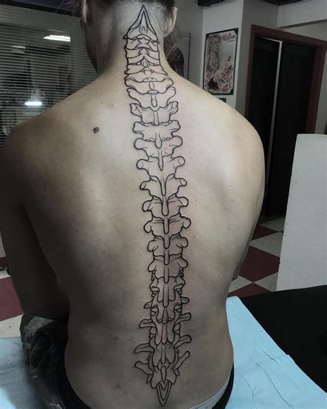 tatouage colone vertebrale homme|Tatouage colonne vertébrale : signification, prix et。